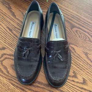 Etienne Aigner Gotham brown Crocodile Leather Loafers Excellent condition Sz 7